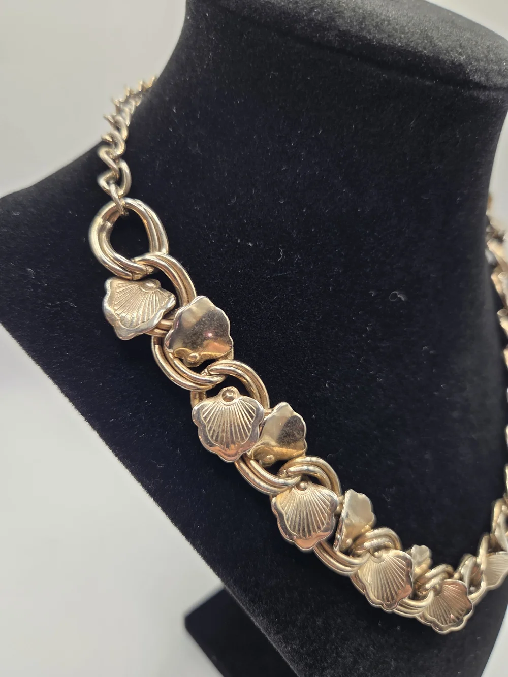 1669. Vintage Gold-Tone Floral Link Necklace